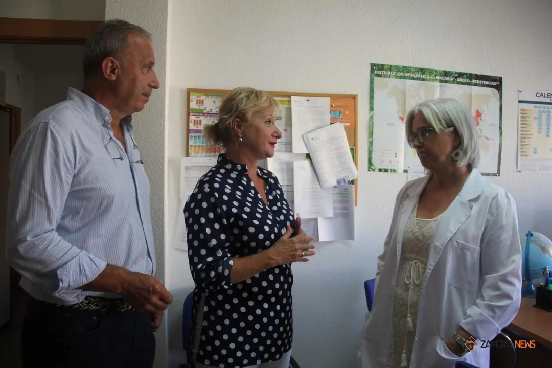 La delegada territorial de la Junta, Leticia García, acompañada del jefe de servicio de Sanidad, Casto López y la responsable del CVI, María José Cordero