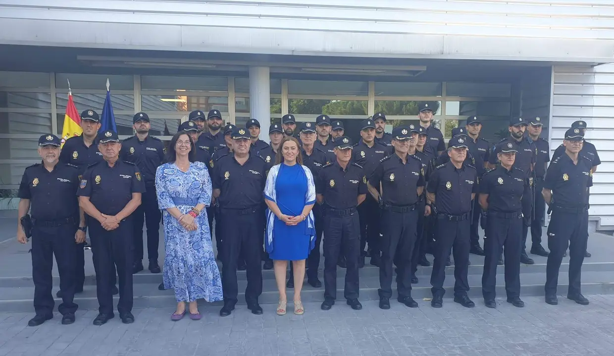 Virginia Barcones, delegada del Gobierno, da la bienvenida a los Policías Nacionales