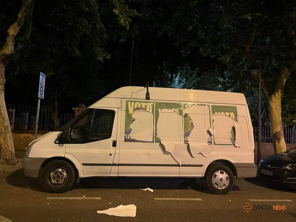 Estado en el que ha quedado la furgoneta de Vox en Zamora