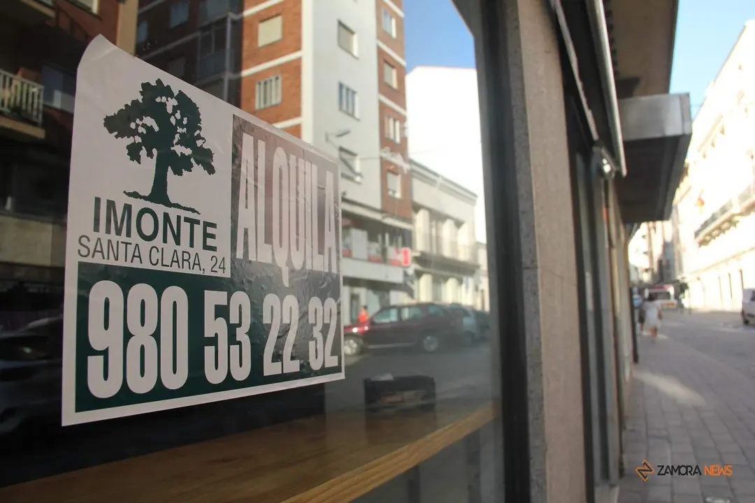 Cartel de local en alquiler en plena calle de San Andrés en Zamora