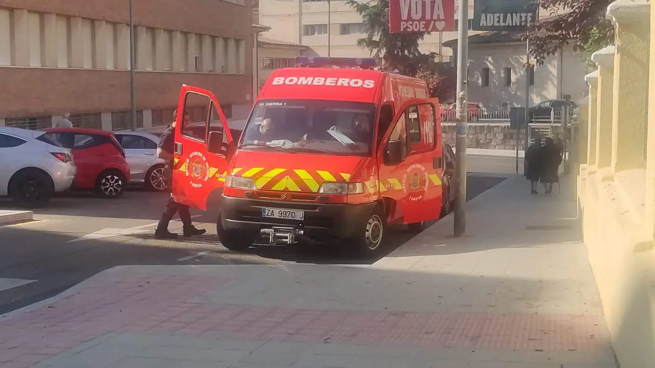 Bomberos llevan agua en las elecciones del 23J