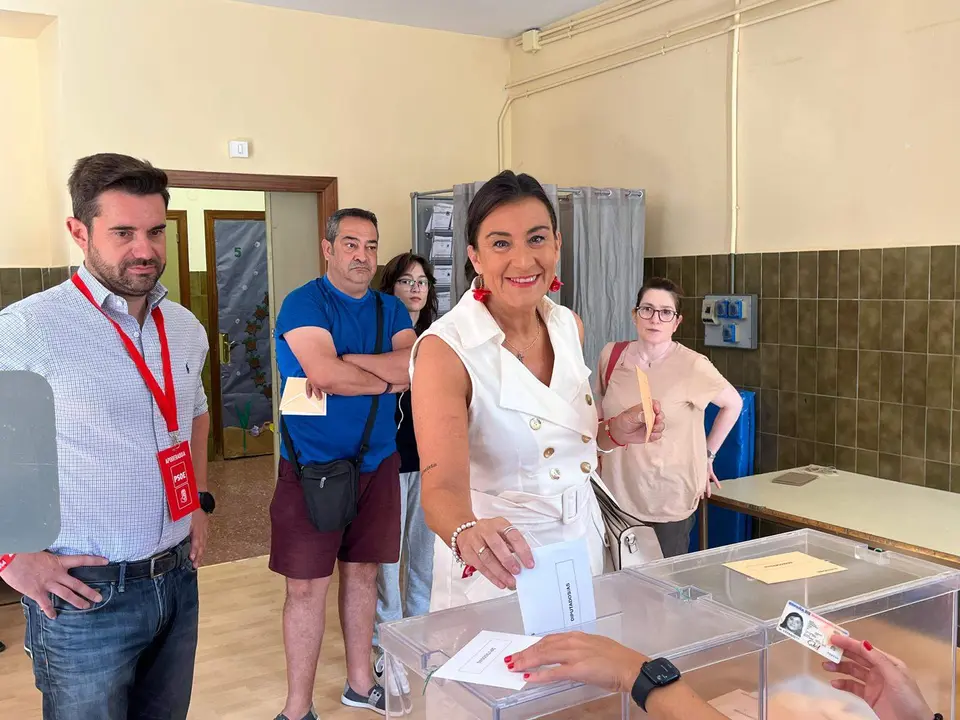 Ana Sánchez, vota en las elecciones 23J