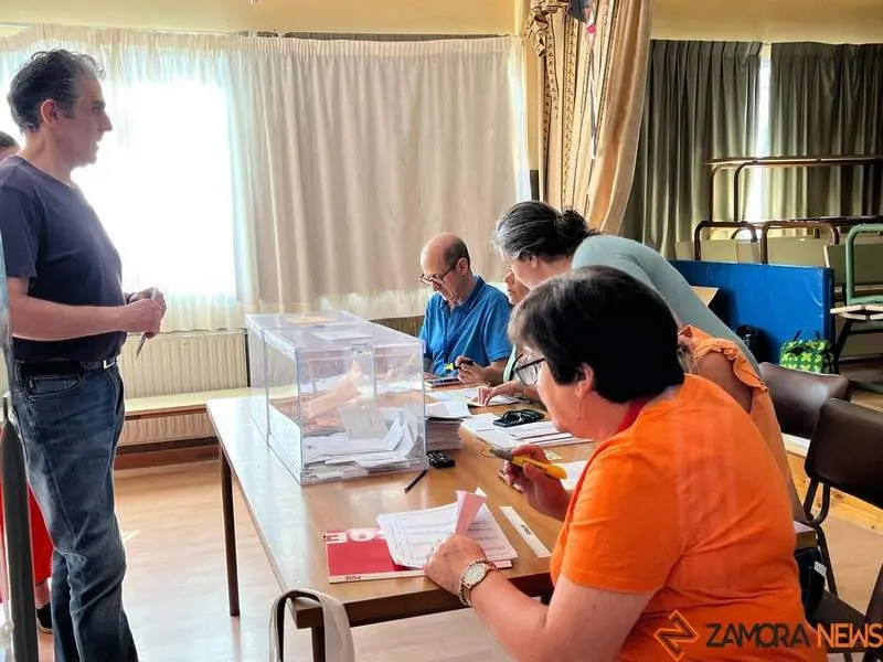 Mesa electoral en el colegio Alejandro Casona