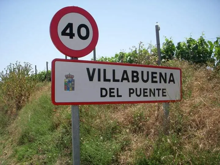 Señal entrada a Villabuena del Puente