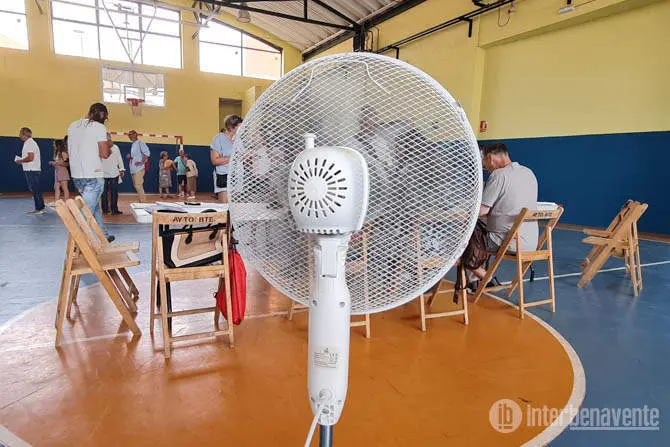 Ventilador en una de las 21 mesas electorales constituidas en Benavente para este 23J. Fotografía: Interbenavente