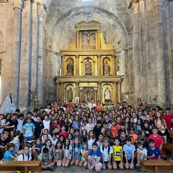el obispo oficia la misa de los campamentos