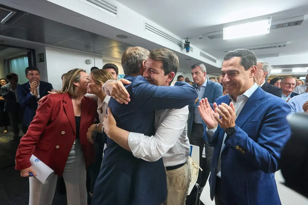 Mañueco y Feijóo durante la reunión de la Junta Directiva Nacional tras el 23J. Fotografía: @alferma1