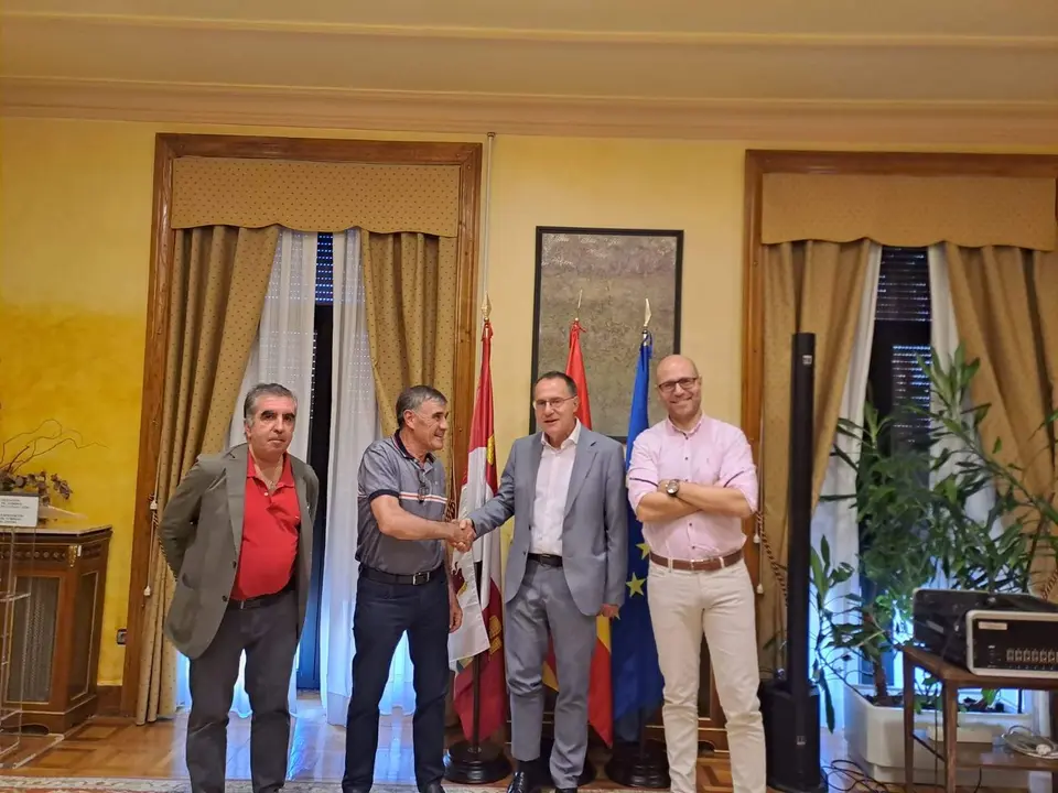 En la foto, de izquierda a derecha, Adolfo Güell, jefe Unidad de Carreteras de Zamora; el teniente alcalde de Mombuey, José Castellón; el subdelegado del Gobierno Ángel Blanco y el jefe provincial de Tráfico Alfonso Ibáñez
