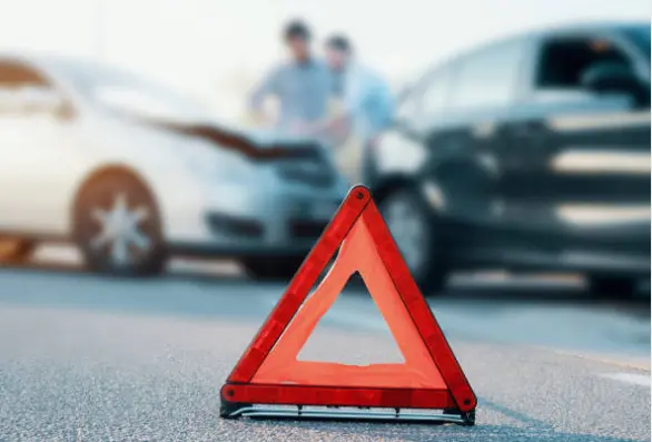 Triángulo de emergencia por un accidente. Fotografía de archivo
