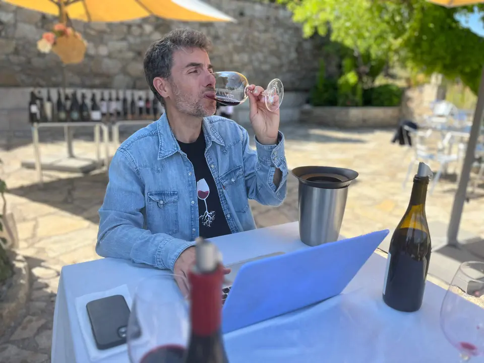 Carlos González, director de la Guía Peñin degustando los vinos de la DO Arribes
