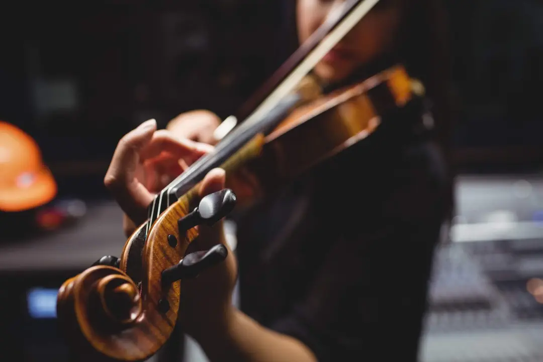 Una persona toca el violín
