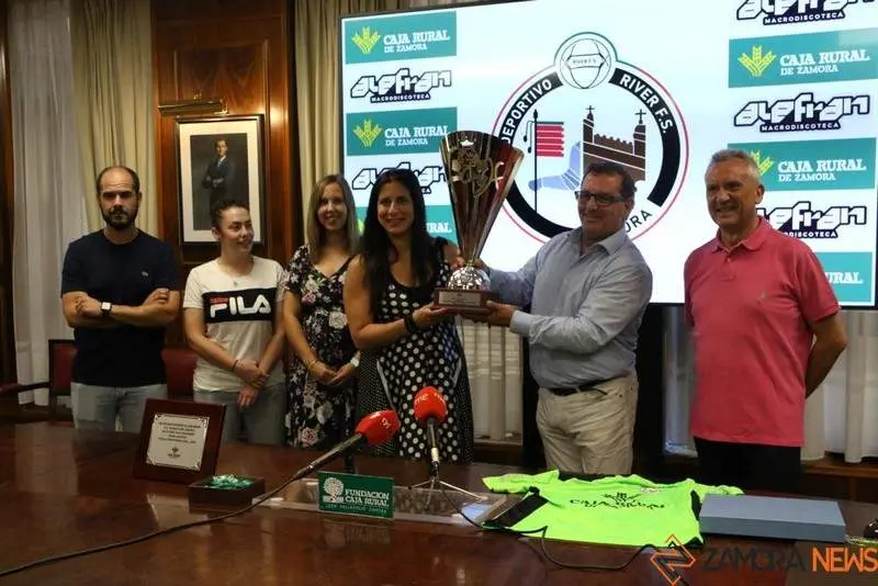 Reconocimiento a las campeonas regionales de fútbol sala femenino del River Zamora