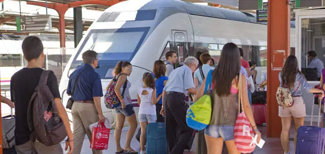 Viajeros en un andén de Media Distancia de Renfe