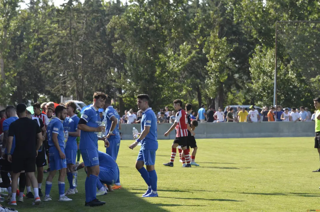 Pausa de hidratación en el duelo entre el Villaralbo y el Zamora B