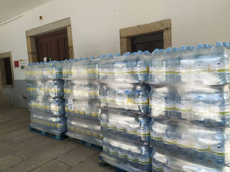 Garrafas de agua embotellada apiladas en el Ayuntamiento de Bermillo de Sayago. Fotografía: CEDIDA