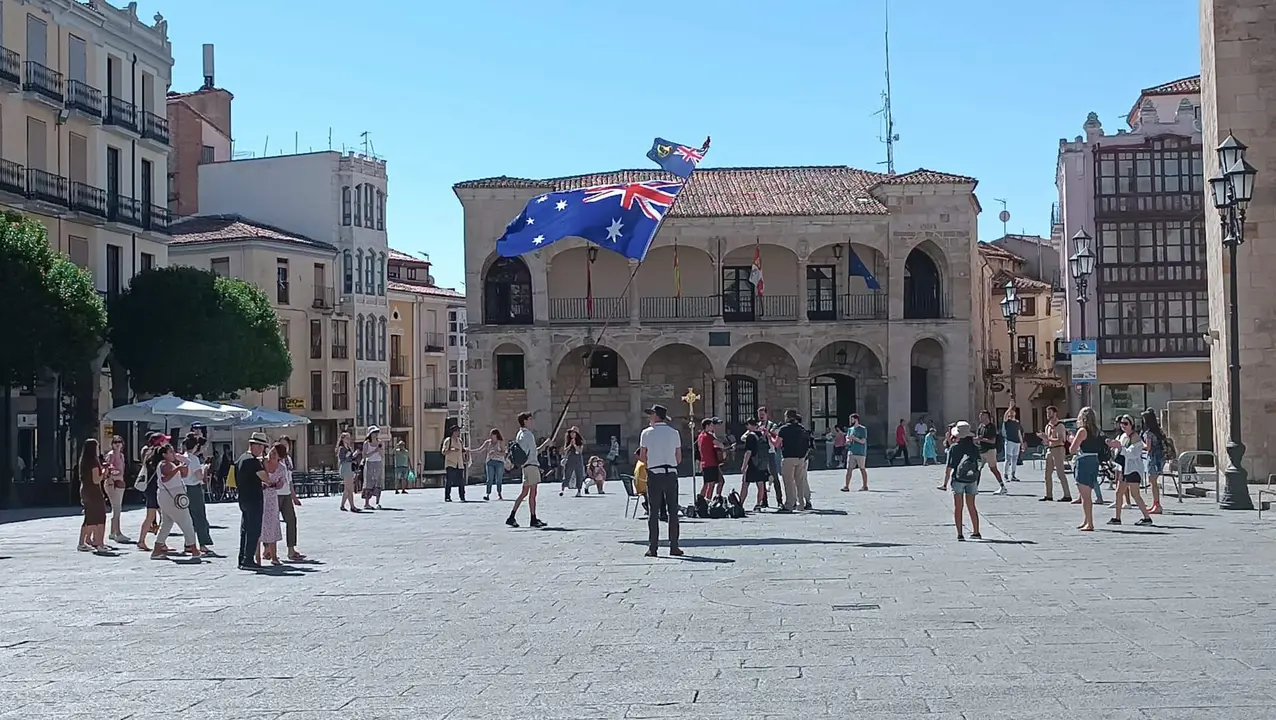 Bandera de Australia en la Plaza Mayor de Zamora