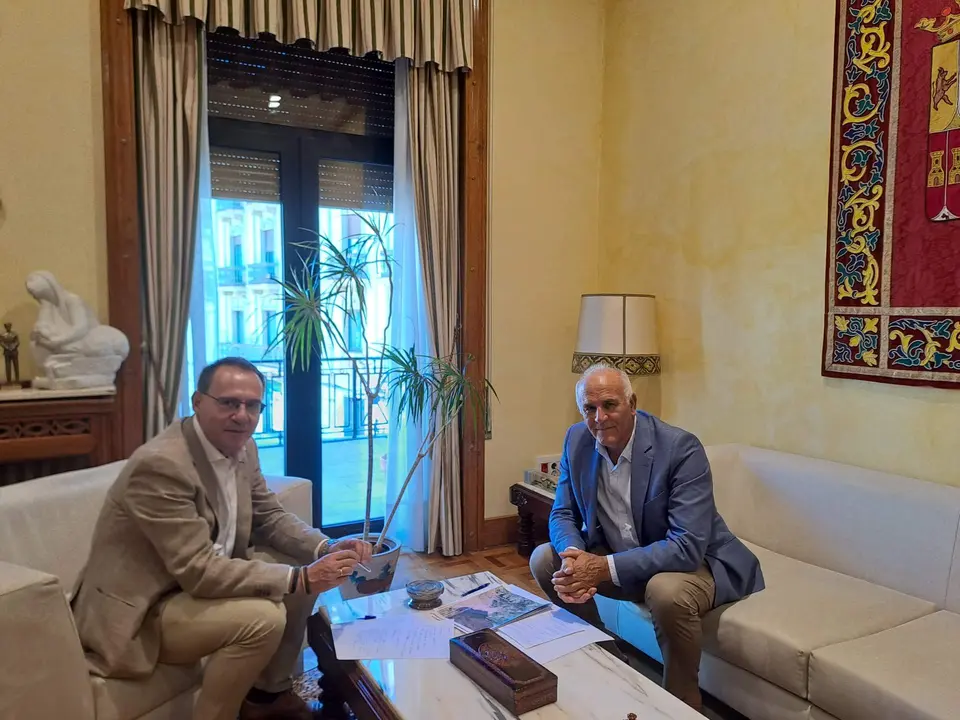El subdelegado del Gobierno en Zamora, Ángel Blanco, y el alcalde de Castrogonzalo, Gonzalo García García