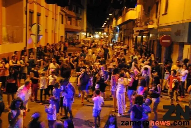 Fiesta en el barrio de Los Bloques