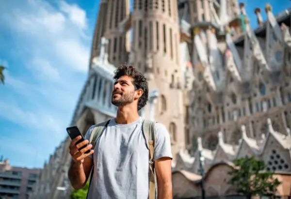 Turista en la Sagrada Familia de Gaudí