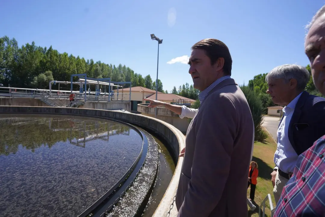 Quiñones en su visita al EDAR de Astorga