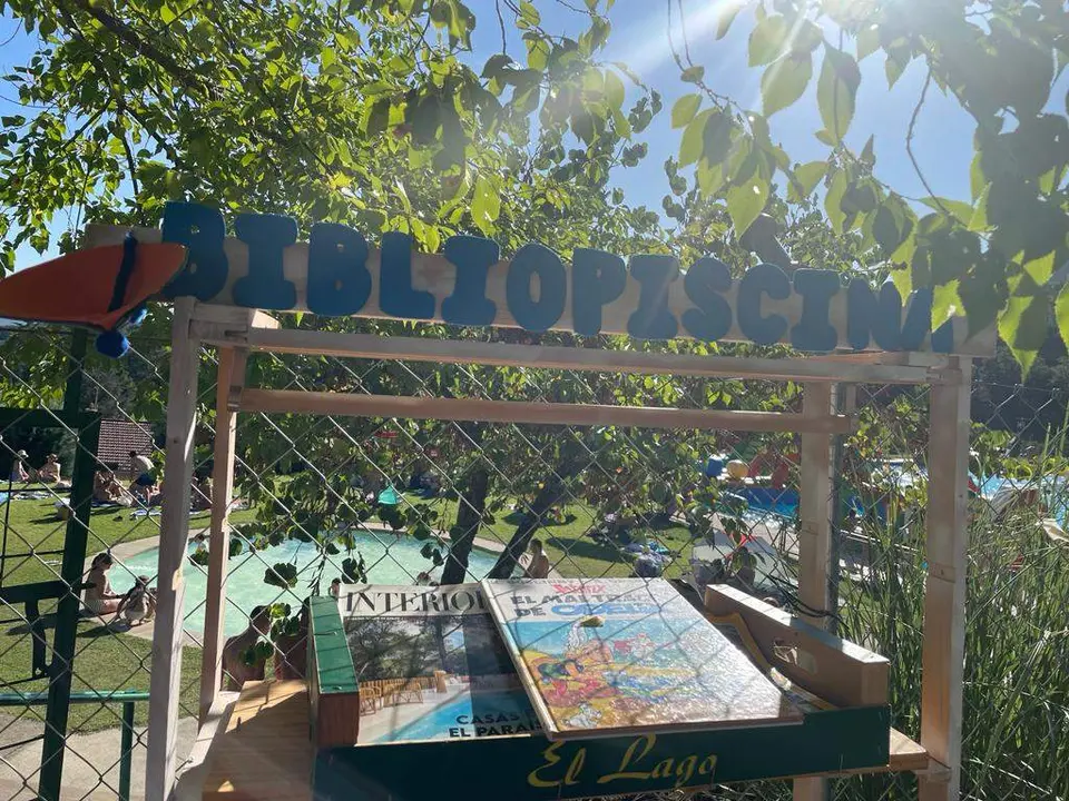 Bibliopiscina en una zona de ocio