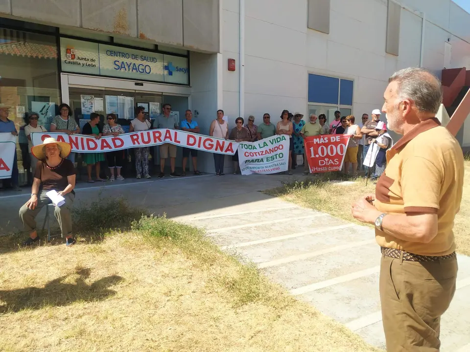 El alcalde de Almeida de Sayago, Miguel Alejo, durante la concentración de la Plataforma en Defensa de la Sanidad Pública de Sayago. Fotografía: CEDIDA