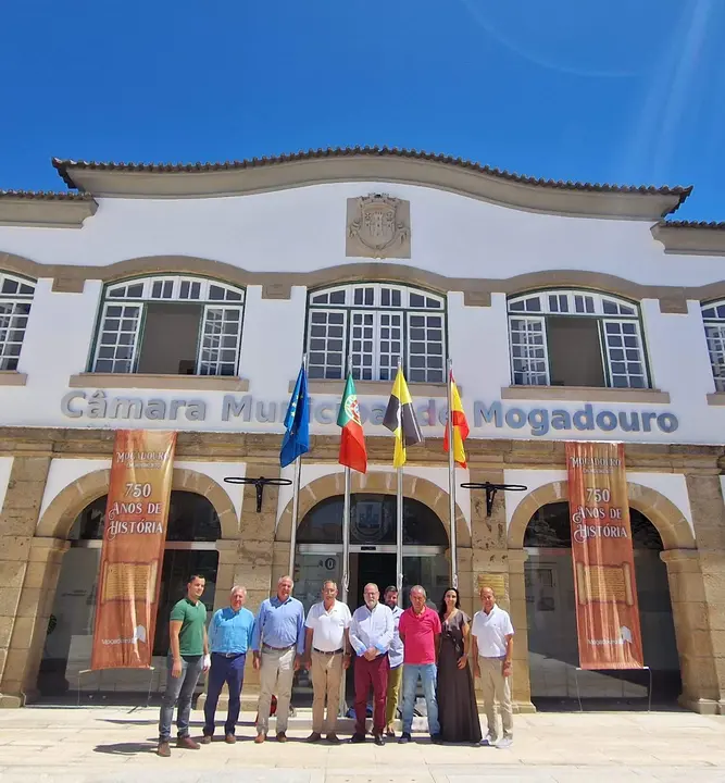 Acto firma de Reconocimiento de Fronteras entre los ayuntamiento de Fermoselle y Mogadouro. Fotografía: Ayuntamiento de Fermoselle