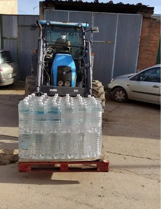 Reparto de garrafas de agua potable por la Diputaci&oacute;n de Zamora en un municipio de la provincia