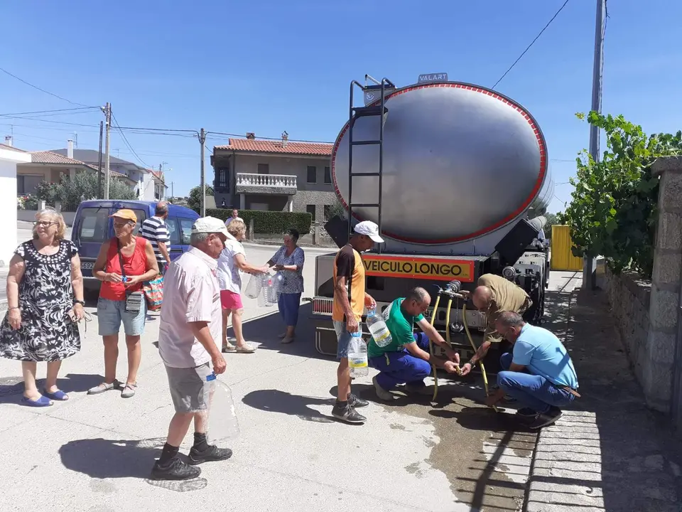 Vecinos recogen agua en sus garrafas