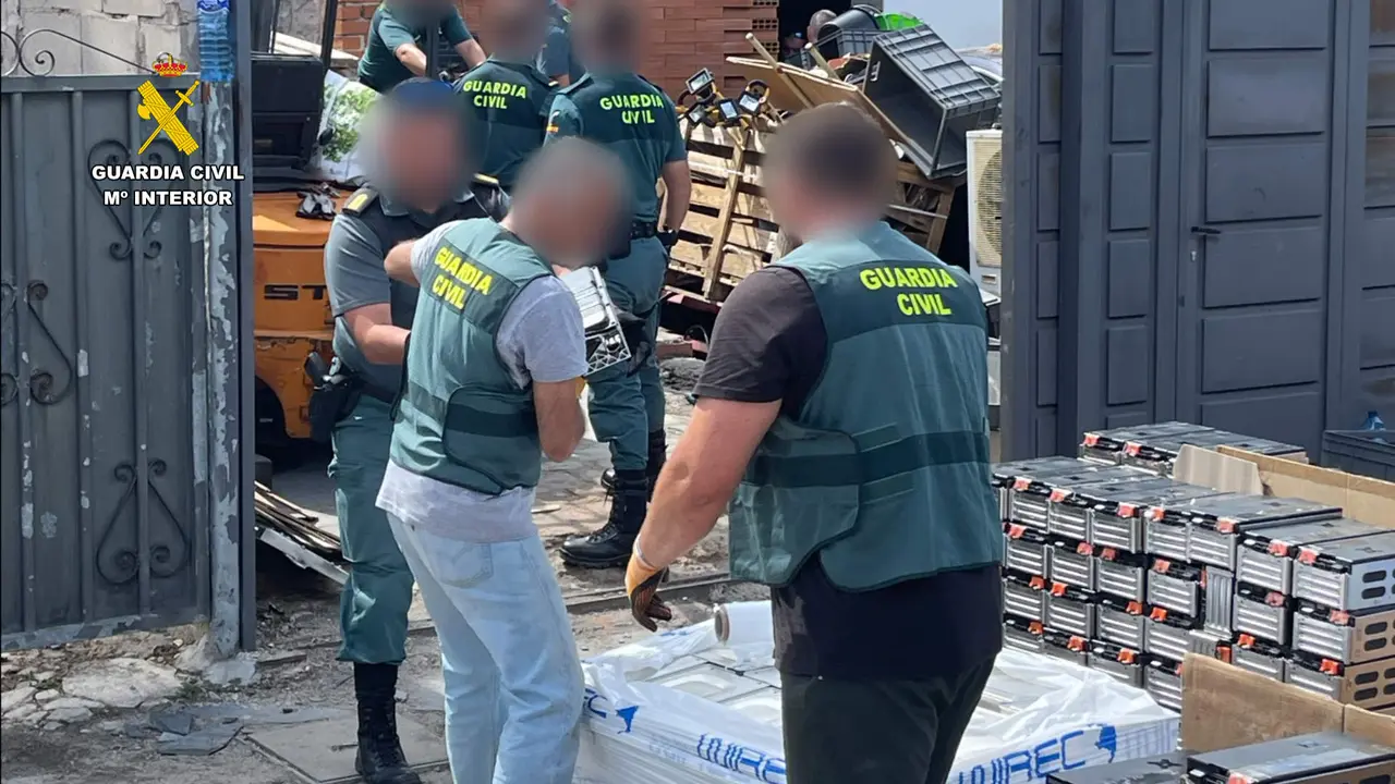 Operación Canaleja contra el almacenamiento y venta ilegal de baterías de litio. Fotografía: Guardia Civil