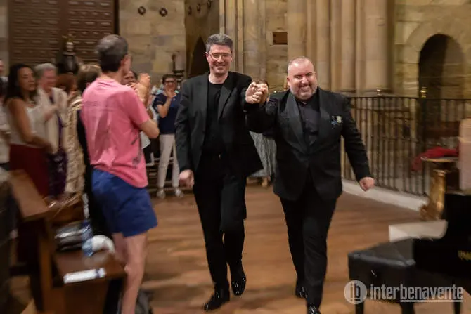Luis Santana y Víctor Carbajo ovacionados la iglesia de Santa María la Mayor en Benavente