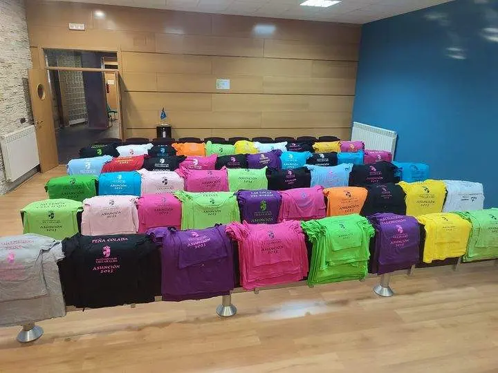 Reparto camisetas peñas fiestas de la Asunción en Villaralbo