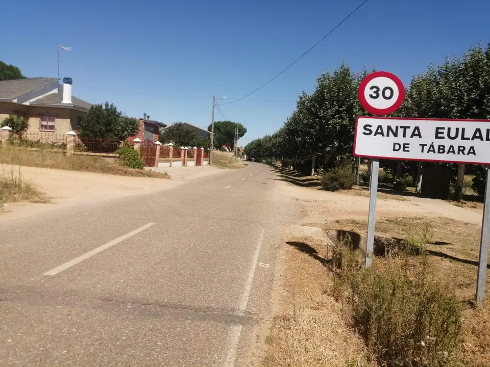 Cartel entrada al municipio de Santa Eulalia de Tábara por la carretera ZA-P-2443
