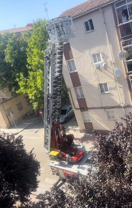 Bomberos actuando en Zamora. Cables sueltos