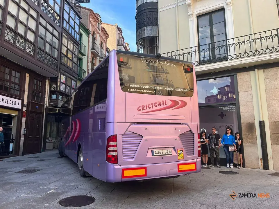Autob&uacute;s de transporte de viajeros por el centro de Zamora