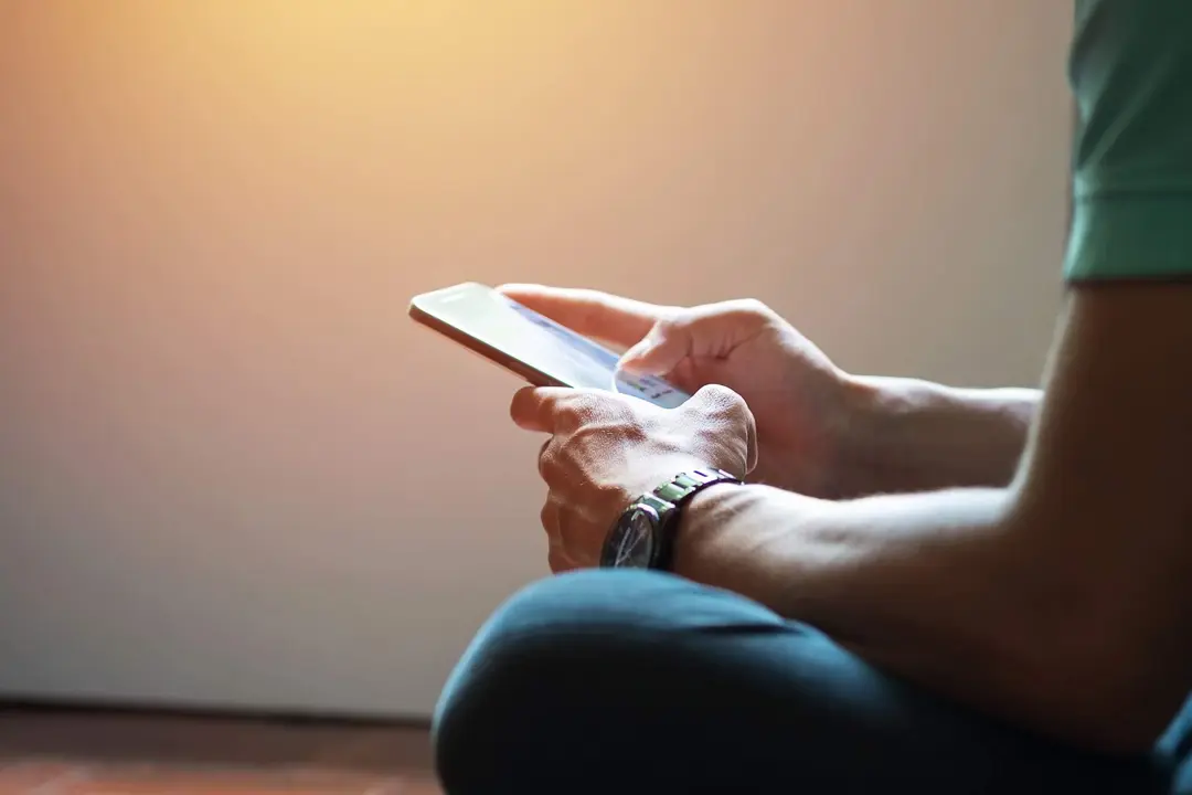 Persona usando su teléfono móvil (1)