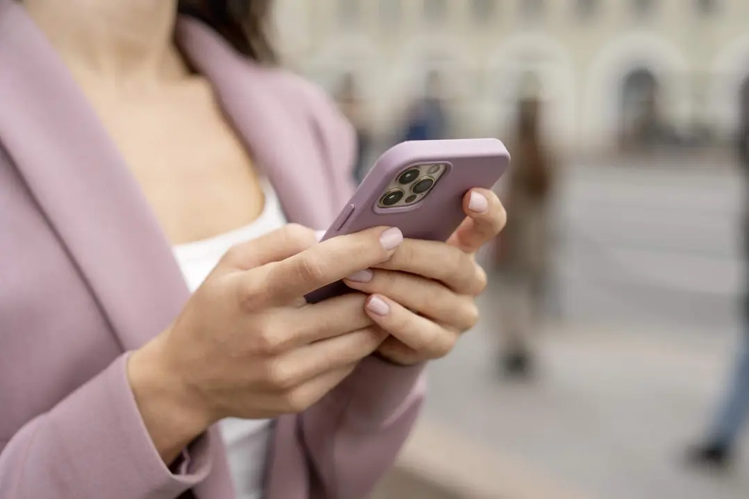Persona usando su teléfono móvil (2)