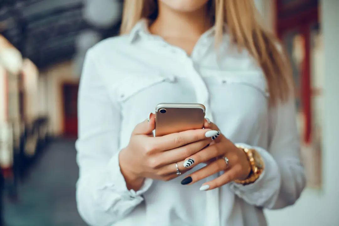 Persona usando su teléfono móvil (3)