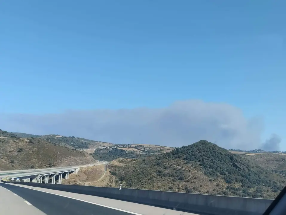 Columna de humo del incendio de Argozelo