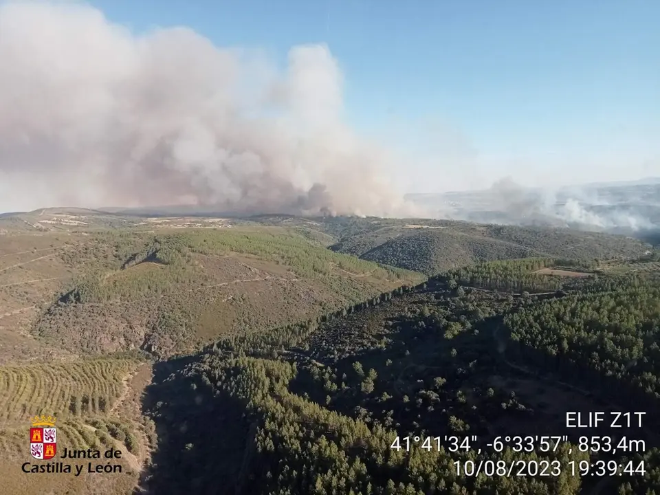 Vista aérea del fuego declarado en Argozelo, Portugal: Fotografía: Naturaleza Castilla y León