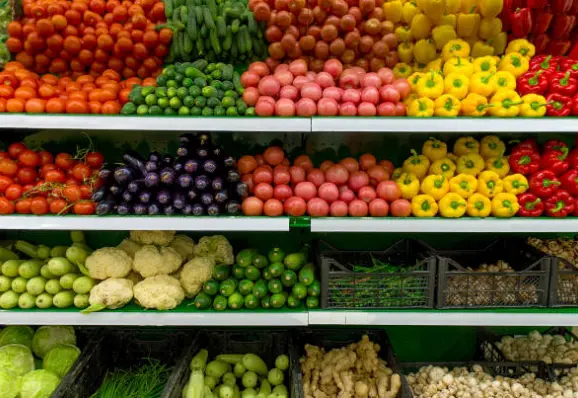 Sección frutas y verduras en un supermercado