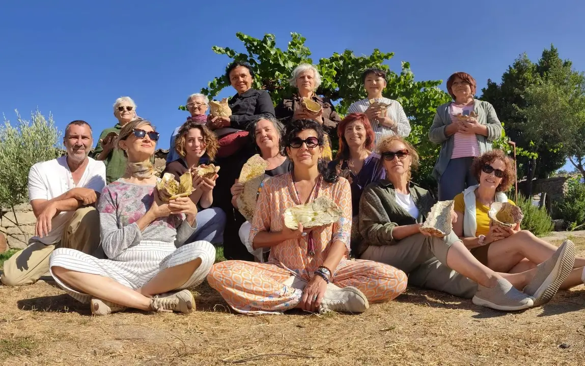 Nuria de Numa Cerámica, Mami Kato y los alumnos muestran las piezaz creadas con la técnica del Earth Pot. Fotografía: CEDIDA