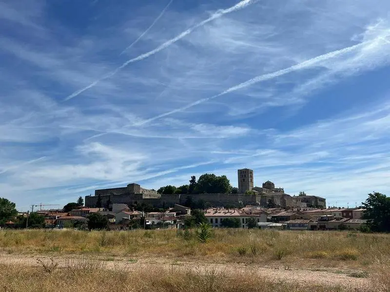 Día soleado con vistas a la Catedral de Zamora (2)