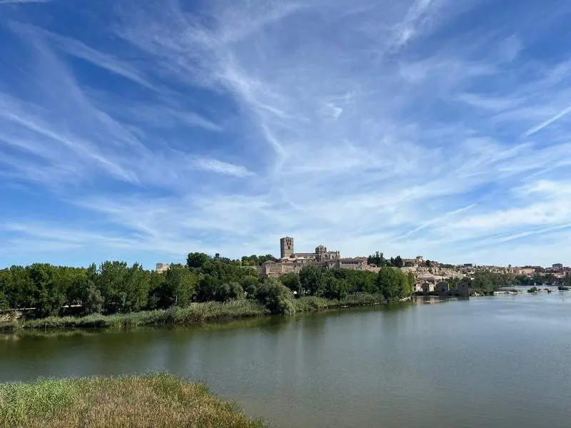 Día soleado con vistas a la Catedral de Zamora (3)