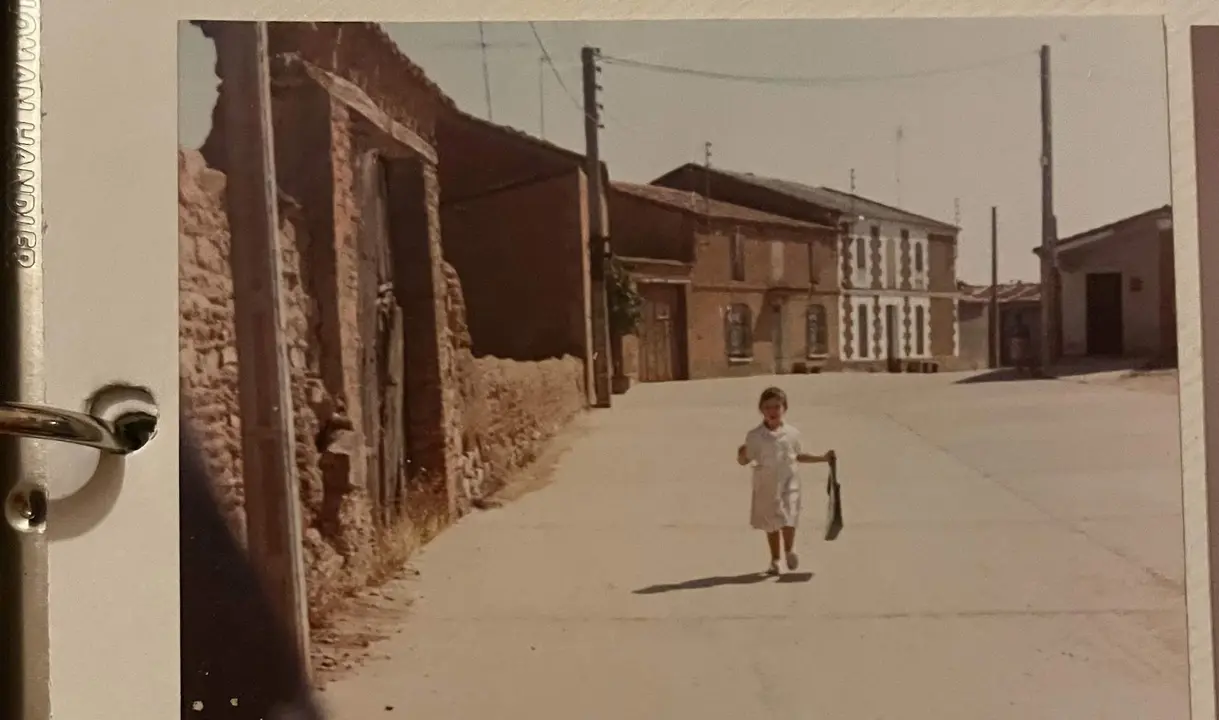 Cristina Casado primer día de cole en la escuela de San Cebrián de Castro