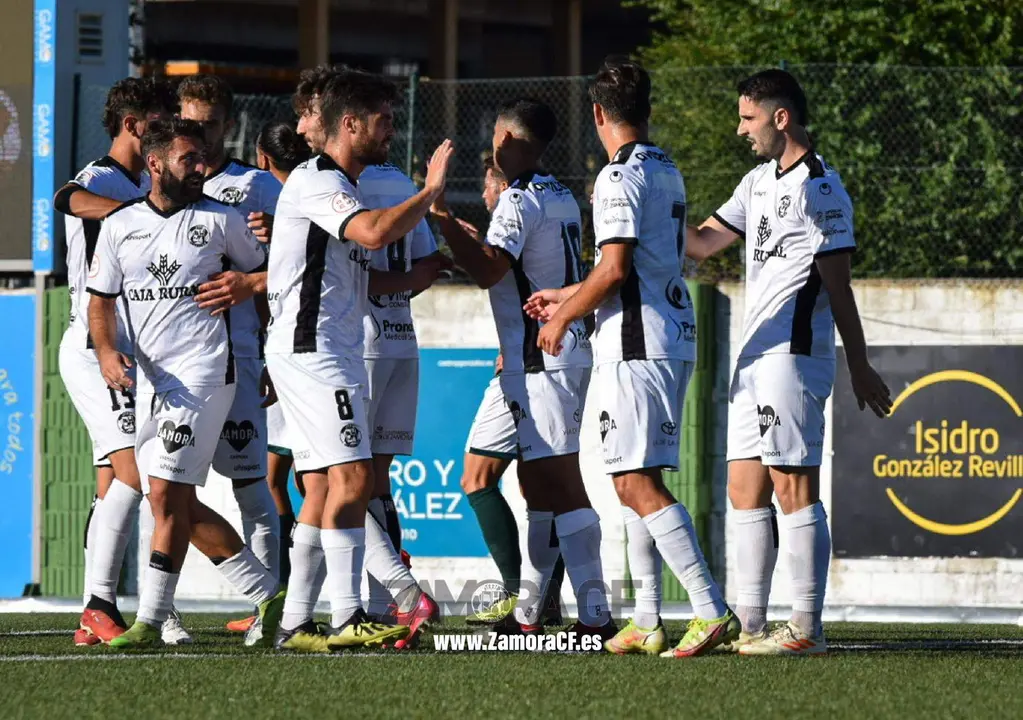 Celebración del primer tanto del Zamora ante el Guijuelo