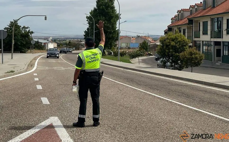 Guardia de Trafico parando a un vehiculo