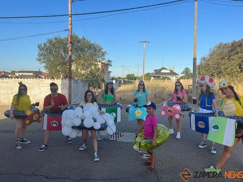 Santibáñez de Tera despide sus fiestas con un gran desfile de disfraces y cena popular