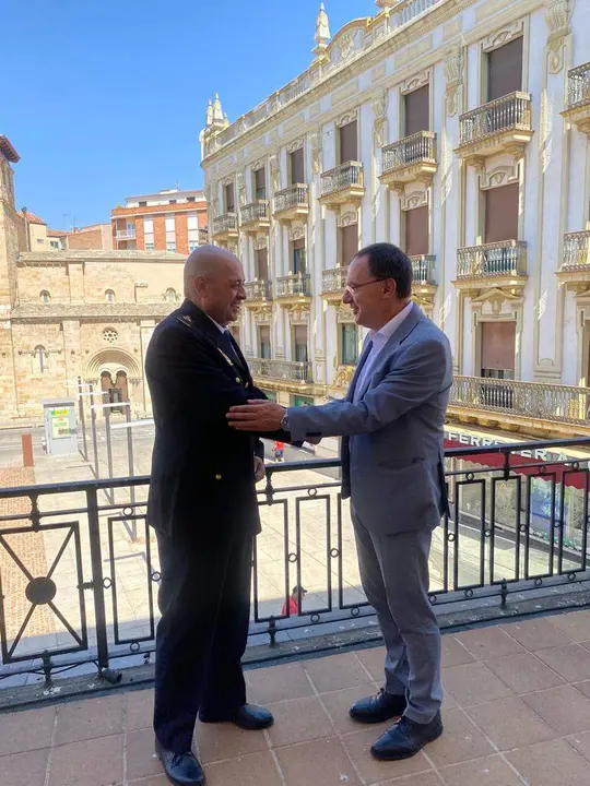 El subdelegado del Gobierno recibe al
Jefe Superior de Policía de Castilla y
León