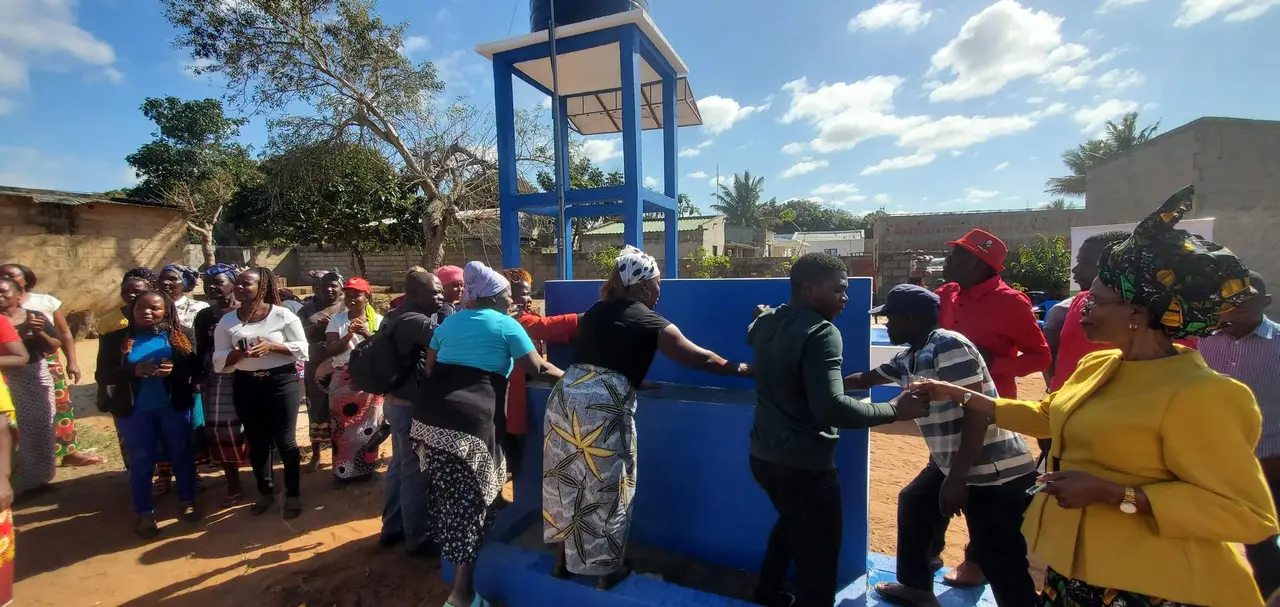 Populaçao de Micanhine consumindo agua apos inauguraçao do PSAA